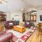 Skyline Lodge- 5 bedrooms with stunning views