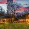 Log Cabin sleeps 20 with hot tub, EV Charger, firepit