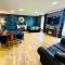 Alton Villa, Sleeps 12, Great for Families, Undercover Hotub & Games Room