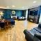 Alton Villa, Sleeps 12, Great for Families, Undercover Hotub & Games Room