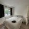 Self-Hosted entire modern 3BR House with private rear garden & excellent transport links - Northolt