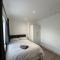 Self-Hosted entire modern 3BR House with private rear garden & excellent transport links - Northolt