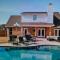 Upscale Hideaway with 2 King Beds Disney Plus Fast WiFi Private POOL & Gated Yard - أليكساندريا