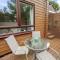 Beautiful 1 BR apt with private patio and free parking - Dunollie