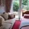 Newly decorated & furniture, 2 single beds, large room, Sofa, netflix, garden view, patio & seating - Poole