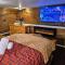 Private Cabin- Breakfast - Double Tub - 75in TV - SUP - Washer Dryer - BBQ - West Point