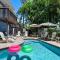 AMI Condo With Pool, Walk to Beach, Bars, Restaurants and Fishing! - برادنتون بيتش