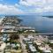 AMI Condo With Pool, Walk to Beach, Bars, Restaurants and Fishing! - برادنتون بيتش