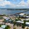 AMI Condo With Pool, Walk to Beach, Bars, Restaurants and Fishing! - برادنتون بيتش