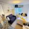 Solus Stay by Windsor, Heathrow, and Pinewood Studio - Comfy Bedroom with Ensuite Bathroom, WiFi, Parking