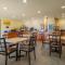 Days Inn by Wyndham Evansdale Waterloo