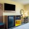 Days Inn by Wyndham Evansdale Waterloo