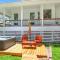 Happiness Ranch - Oak Tree House - Blanco