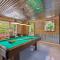 Trailblazer Lodge - Upscale, hot tub, trail, game room, wifi, fire pit, bar, pool table, king bed, view, pet friendly - Berkeley Springs
