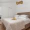 Villa Florinda with Pool and Prime Location near Split - Srinjine