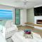 LaPlaya 206C Gorgeous vistas of the Gulf from this light and bright end unit with private access to the beach - لونغبوت كي