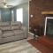 1 bedroom with a fireplace close to base - لوتون