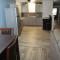 1 bedroom with a fireplace close to base - لوتون