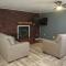 1 bedroom with a fireplace close to base - لوتون