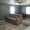 1 bedroom with a fireplace close to base - لوتون