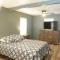 1 bedroom with a fireplace close to base - لوتون