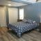 1 bedroom with a fireplace close to base - لوتون
