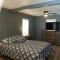 1 bedroom with a fireplace close to base - لوتون