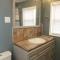 1 bedroom with a fireplace close to base - لوتون