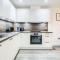 Modern 2 Bed Apartment with Central Location