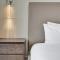 Luxury Beach Front Suite with Rooftop Pool - هوليوود