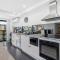 City Life 2BR Apt with Pool,Gym, Sauna, Carbay