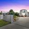 Pet friendly100m to Beach and Cafe