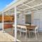 Pet friendly100m to Beach and Cafe by Custom Bnb Hosting