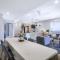 Contemporary Apt, Premium Local, WiFi, Wine, Cafes - Brisbane