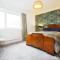 Llwyn Pia by N And N Stays Ltd, with Private Pool, Sauna and hot tub, perfect for relocation, workers or Your Ideal Getaway - 卡迪夫
