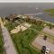 Enkhuizer Strand Chalet WolkeSieben Dritte Reihe mit Zaun Hausnr 202