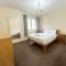 Glasgow Central - Entire house - Free Parking , Free super fast Wifi , Private garden & Parking security - Govan