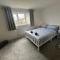 TIDY 3 BEDROOM HOUSE - 2 DOUBLE ROOMS & 1 TWIN ROOM - 2 BATHROOMS - MULTIPLE PARKING x - Nailsworth