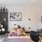 Unwind in Style 2BR with Cozy Backyard for Groups - Londýn