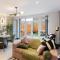 Unwind in Style 2BR with Cozy Backyard for Groups - Londýn
