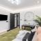 Unwind in Style 2BR with Cozy Backyard for Groups - Londýn