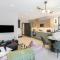 Unwind in Style 2BR with Cozy Backyard for Groups - Londýn