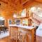 Peaceful Forest Retreat - with Hot Tub and Fireplace, Near Local Attractions - 赛维尔维尔