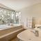 Vintners - spacious, 2 bdrm wings, nature setting - Quindalup