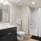 CozySuites with pool in Westgate near stadium 6 - غليندال