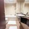 Cosy Modern Studio with Lake View and Rooftop Pool in JLT Dubai - Dubaj