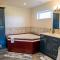 New Riverfront Luxury with acreage and great views - Тилламук