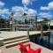 Hot tub and Dock Gilligans on the Island
