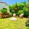Entire private Beautiful 2 Bedroom plus Den House with gated front&back yard and Free parking 10min drive to Miami Beach