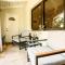 Entire private Beautiful 2 Bedroom plus Den House with gated front&back yard and Free parking 10min drive to Miami Beach